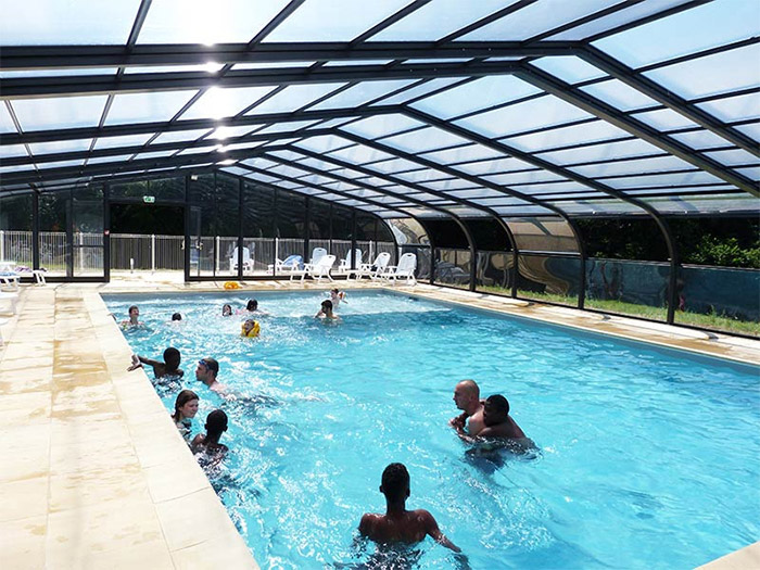 la piscine couverte du camping authentique en Vendée