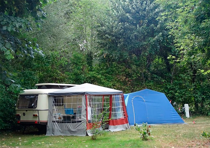 Emplacement nature dans un petit camping en Vendée
